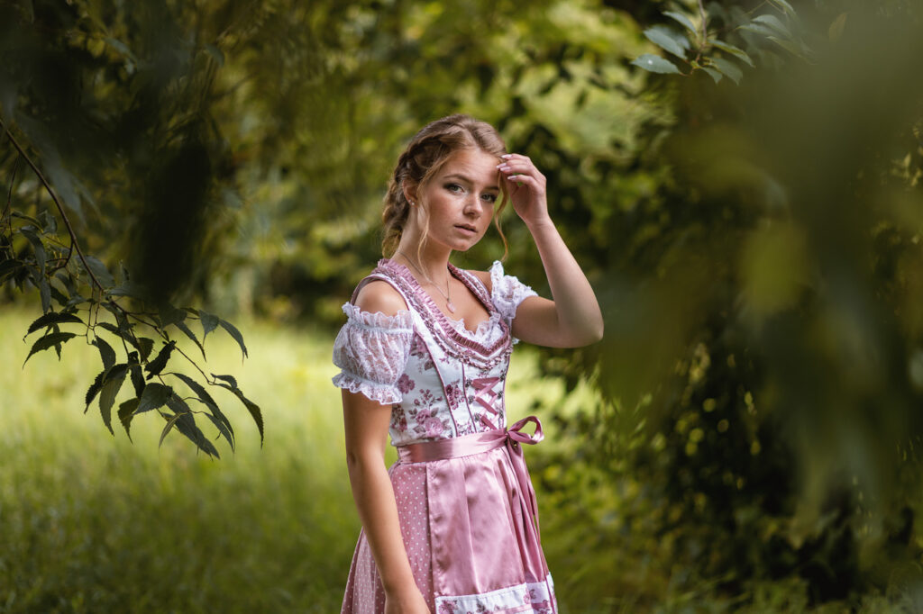 Authentische Aufnahme von Dirndl im Freien bei cherrytree Mediadesign