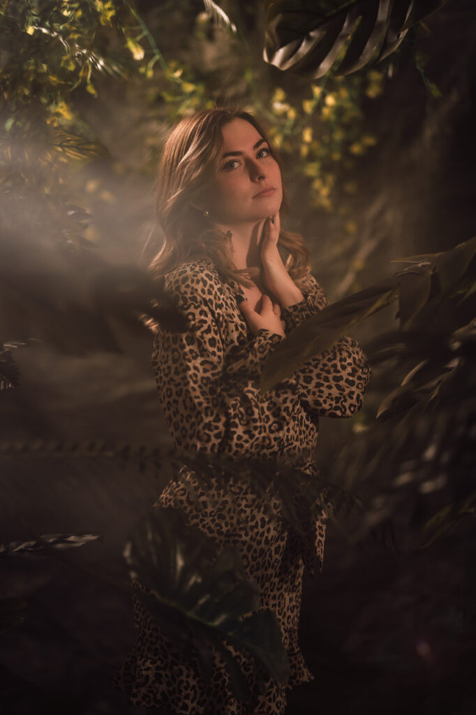 Model vor detailreichem Dschungel-Hintergrund im Studio