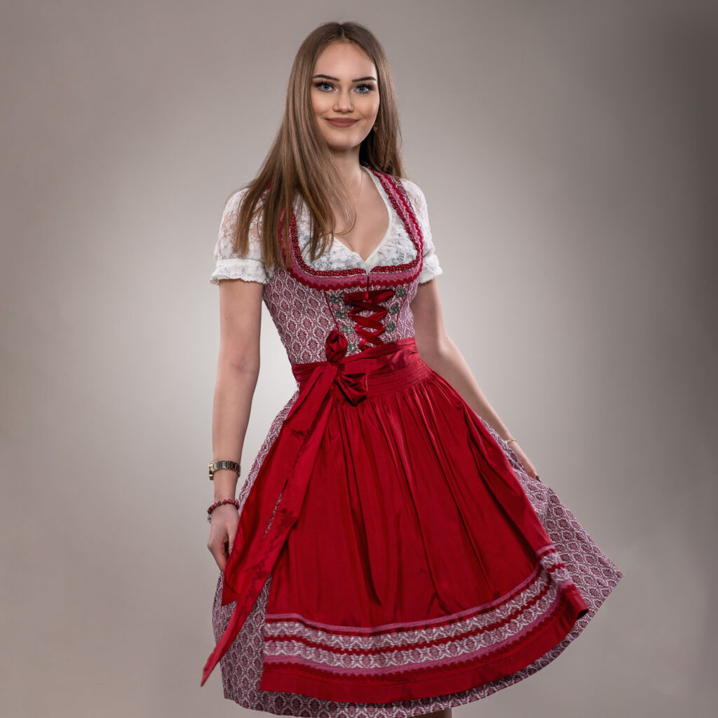 Aschaffenburger Studiofotografie: Model in stilvollem Dirndl-Pose