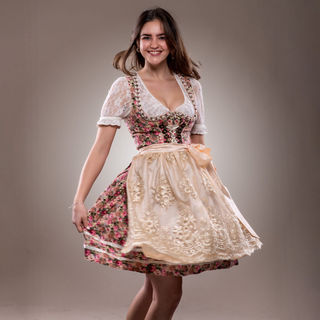 Dynamisches Foto eines Dirndls im professionellen Studio-Setting