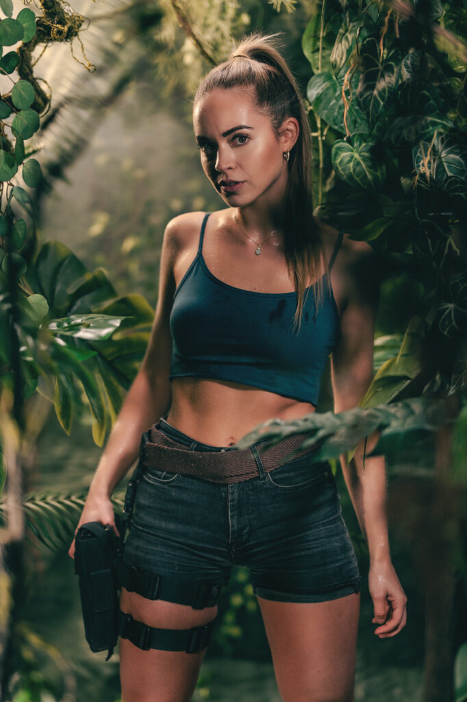 Model in fesselnder Pose vor dunklem Dschungel-Hintergrund