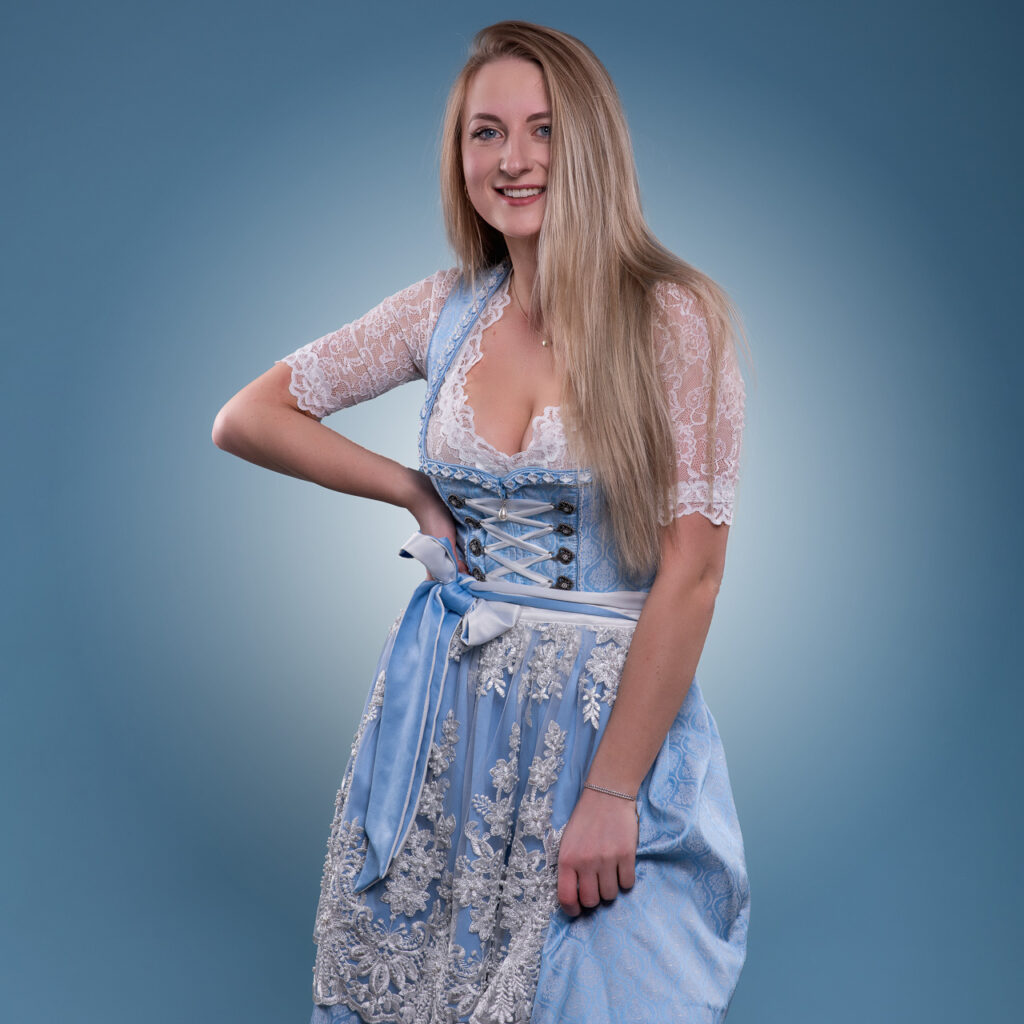 Klassisches Dirndl mit modernem Flair bei cherrytree Mediadesign Studioaufnahme