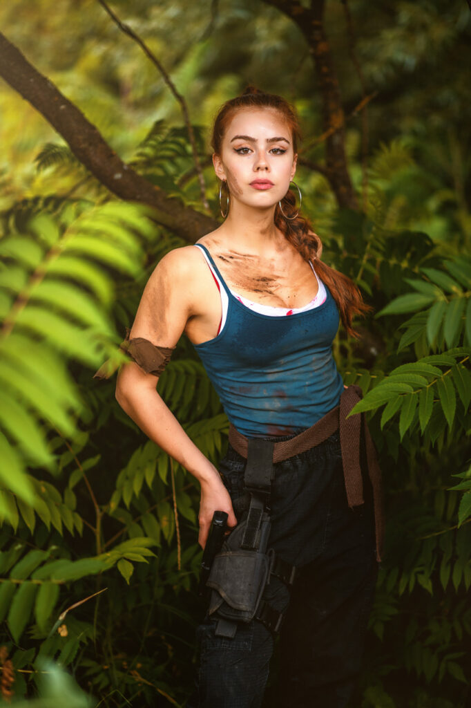 Model posiert stolz im Lara Croft Style im Dschungel
