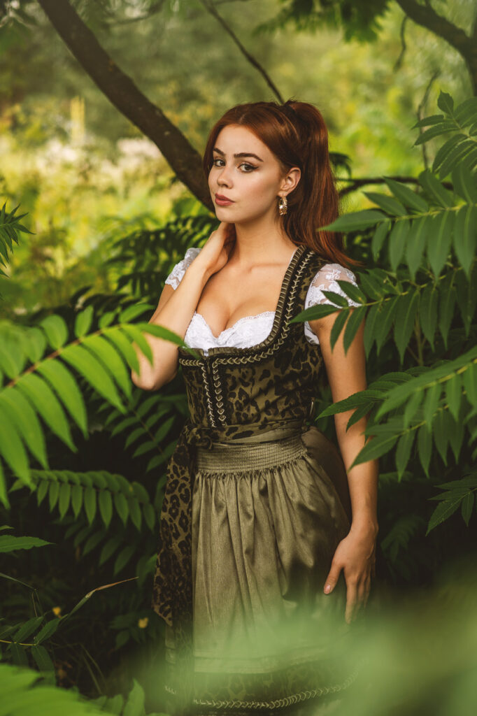Natürliche Dirndl-Fotografie im Grünen von cherrytree Mediadesign